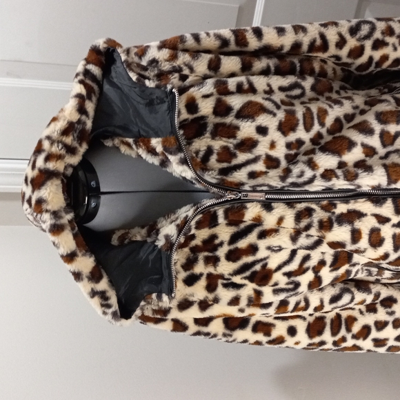 Forever 21 Jackets & Blazers - F2 Faux Fur Very Soft  Teddy Short Coat, Hooded. SIZE SM